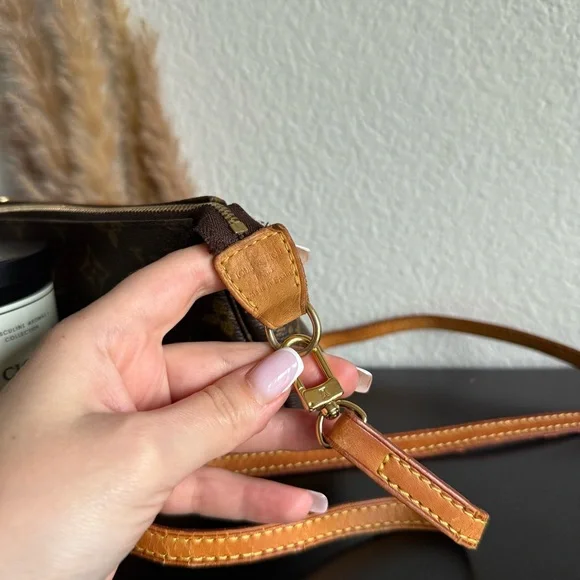 🌾AUTHENTIC Louis Vuitton Pochette with ORIGINAL LV strap🌾 - Picture 11 of 15